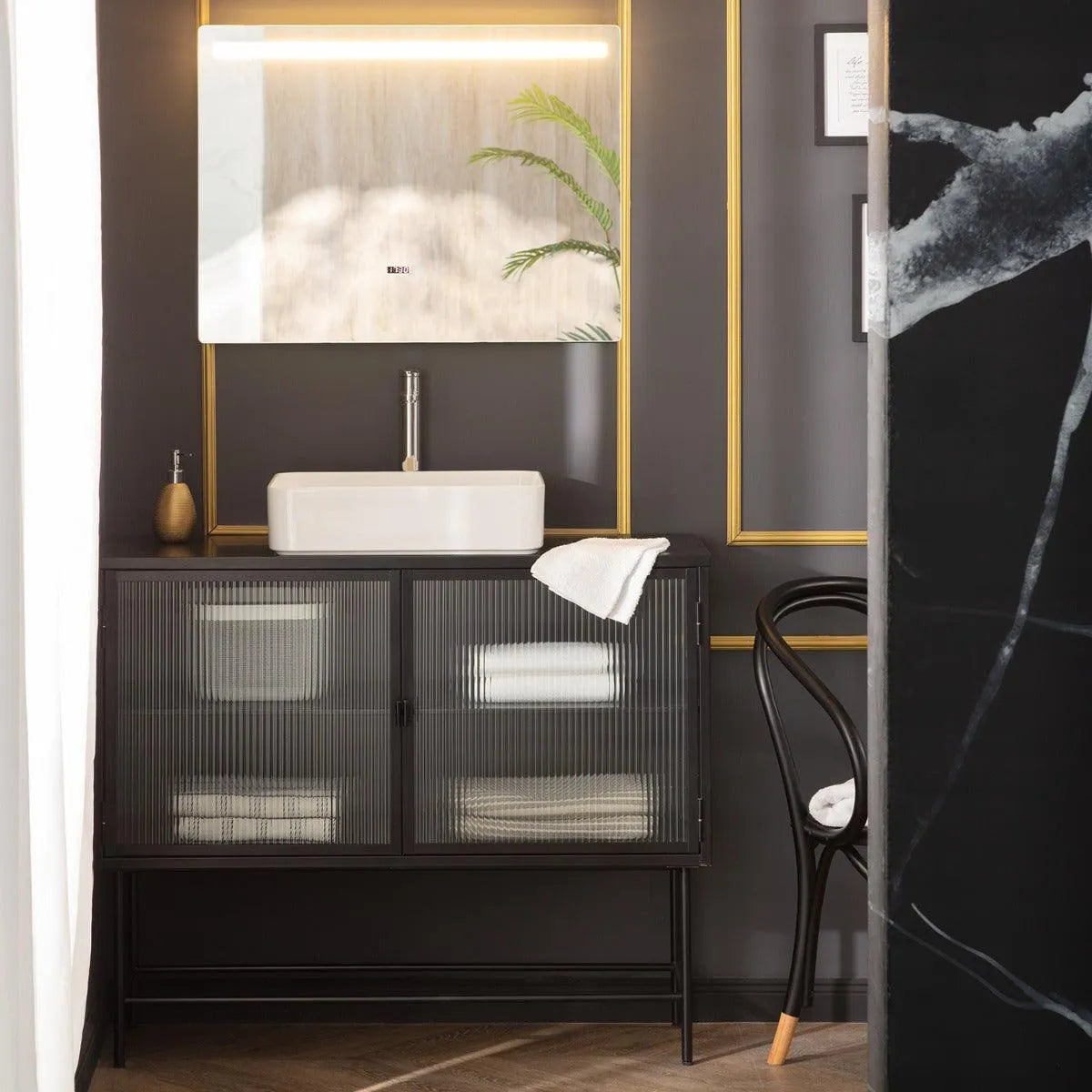 Grote badkamerspiegel met klok regelbare kleurtemperatuur en verwarmingselement.