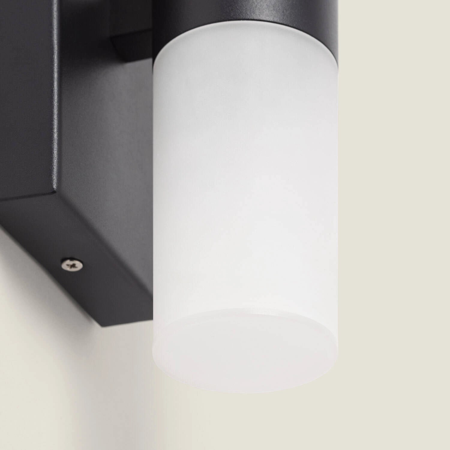 Badkamerlamp zwart naast spiegel 6W helder wit 4000K