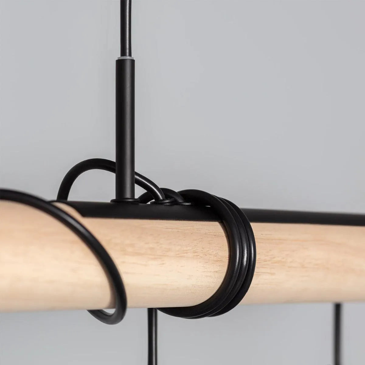 Houten Mona hanglamp zwart tak balk boven de eettafel