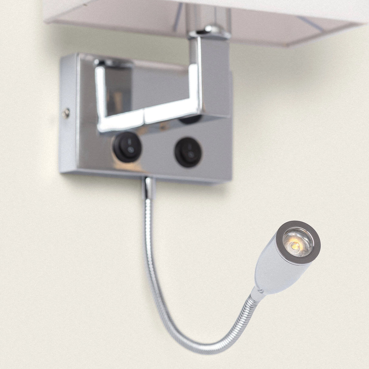 Wandlamp met losse leeslamp wit en chrome bedlamp hotel 'Culp'