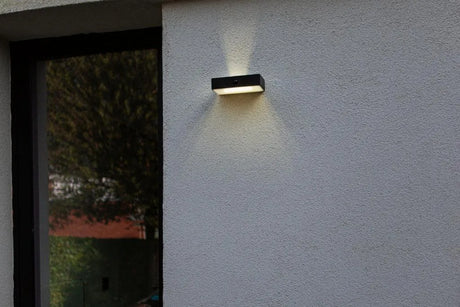 Buitenlamp solar zonne energie voor het verlichten van de buiten muur