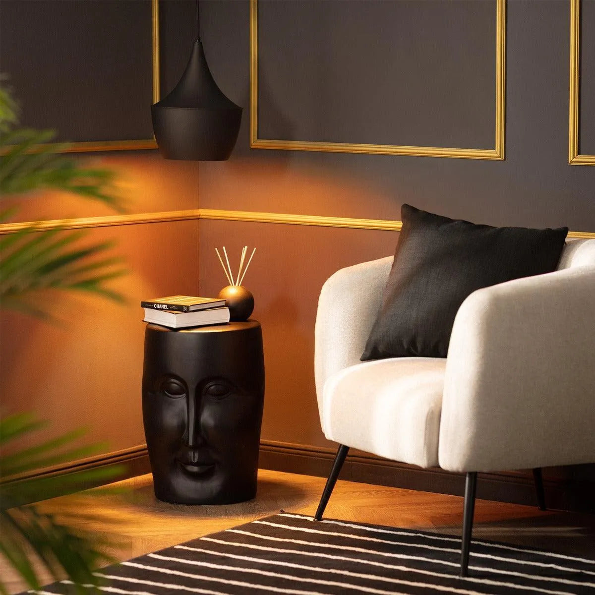 Zwarte hanglamp Atkin met gouden binnenkant blad goud zwart