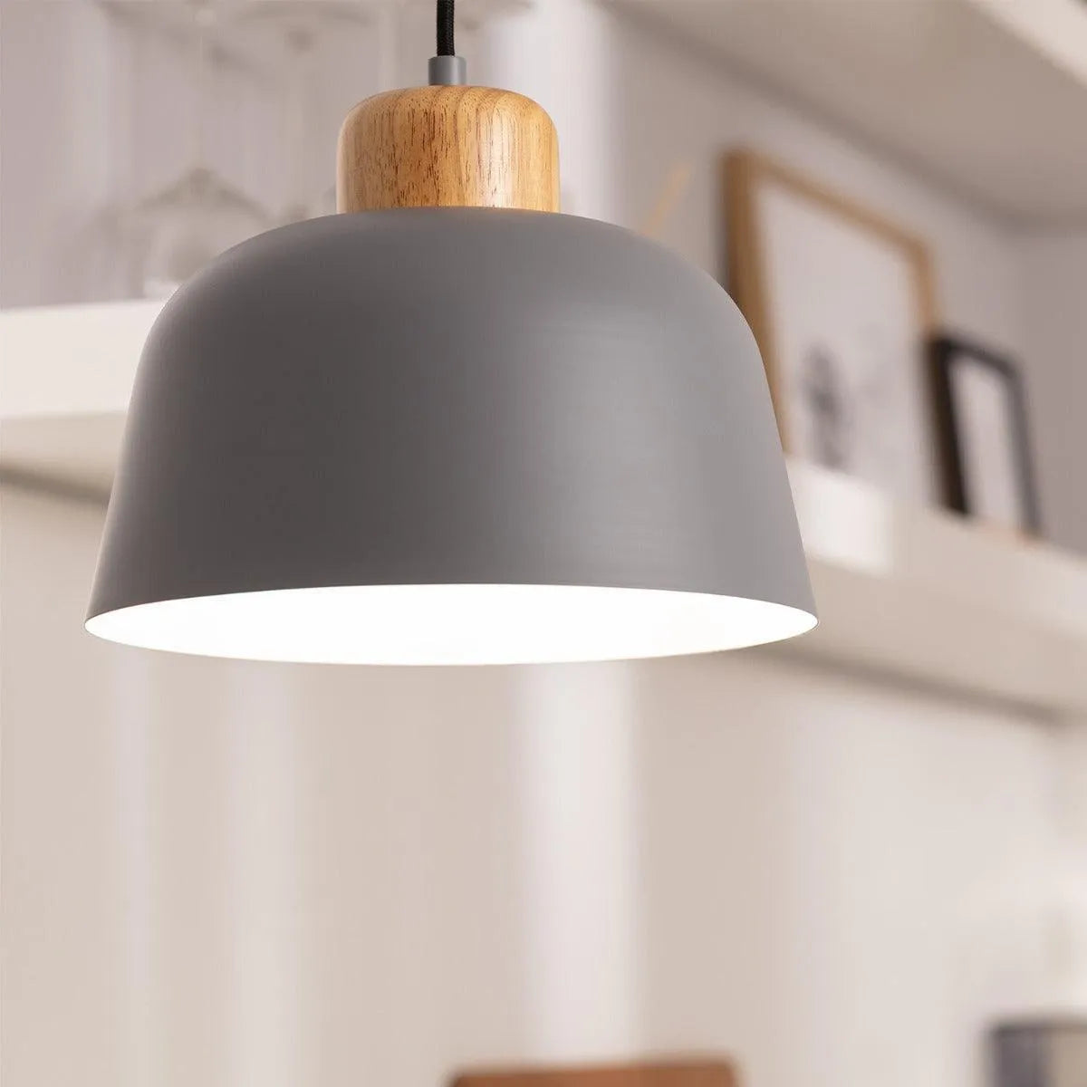 Grijze hanglamp met ingebouwde E27 fitting en houten element