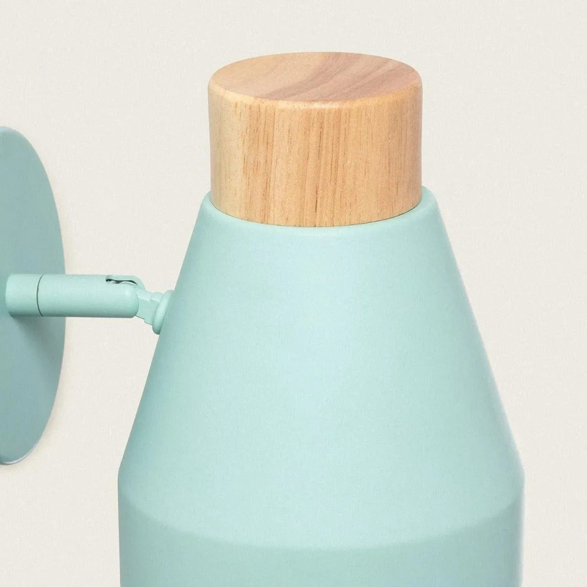 Wandlamp lichtgroen met hout schakelaar en E27 fitting 'Julius' - FOIR