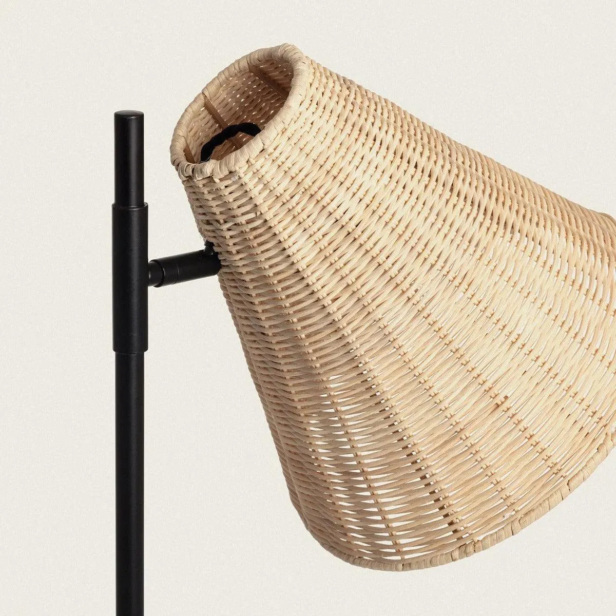 Vloerlamp zwart met verstelbare rotan kap en E27 fitting 'Avare' 150 cm - FOIR