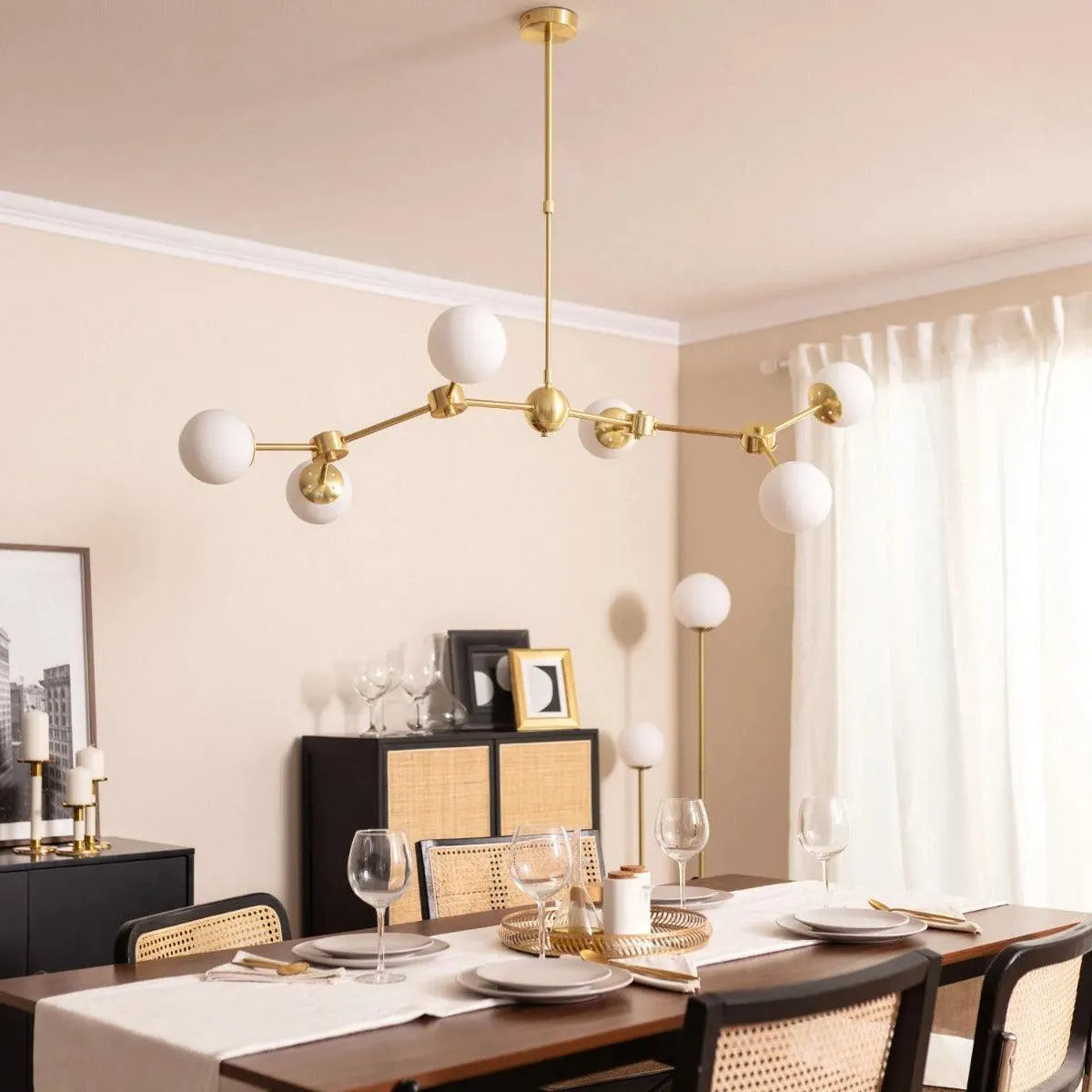 moderne gouden hanglamp met opaalglas