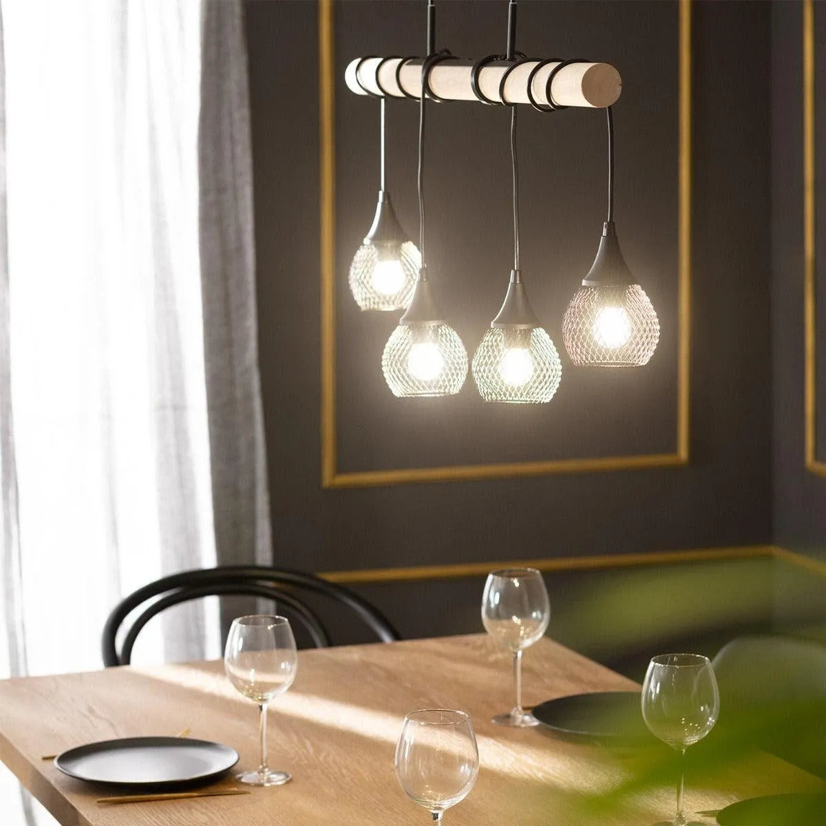 Houten tak hanglamp modern zwart voor boven de eettafel balk