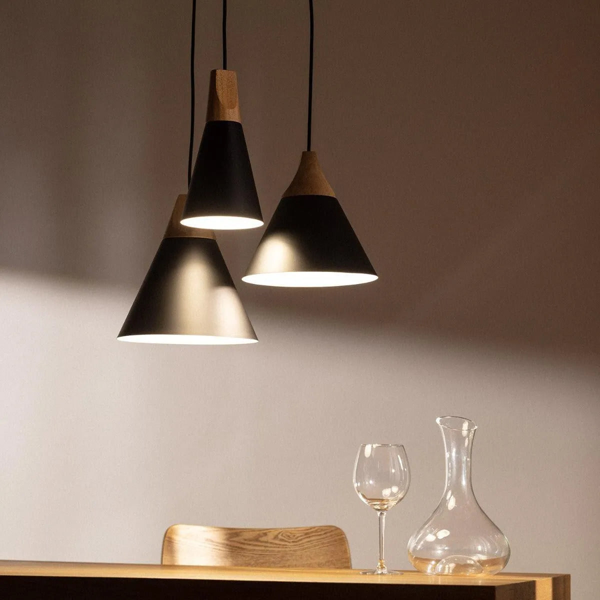 hanglamp zwart hout led lamp boven de eettafel