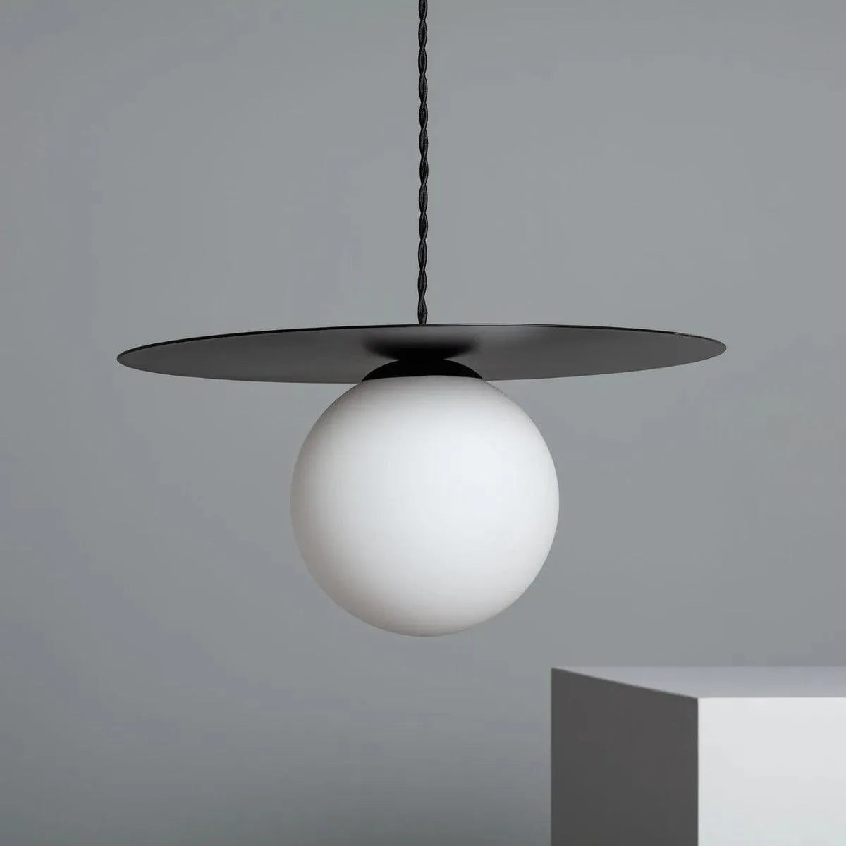 Moderne hanglamp zwart wit e14 fitting rond design