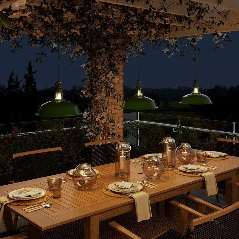 Groene lampenkap buiten industrieel