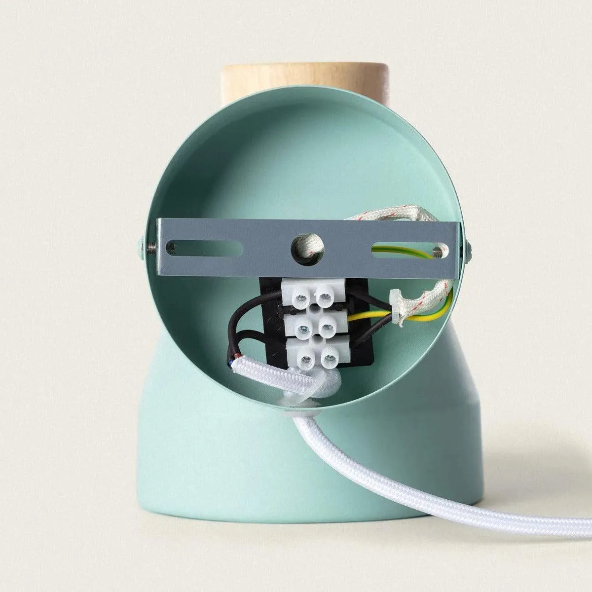 Wandlamp lichtgroen met hout schakelaar en E27 fitting 'Julius' - FOIR