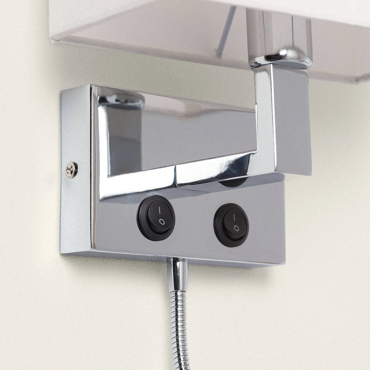 Wandlamp met losse leeslamp wit en chrome bedlamp hotel 'Culp'