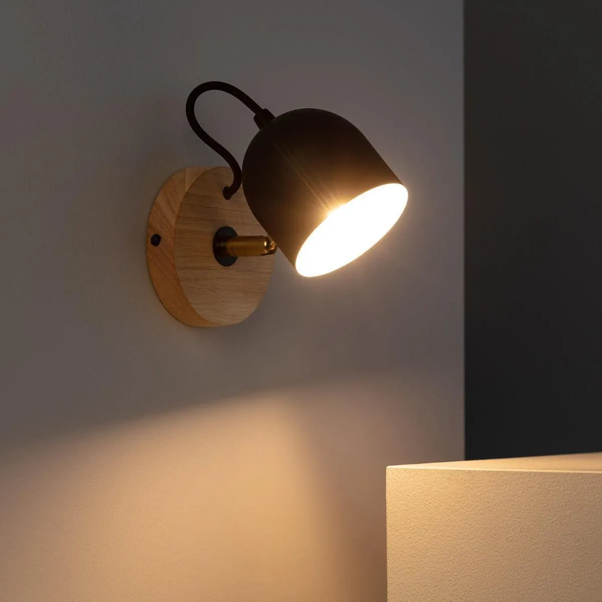 Wandlamp voor naast bed bekijk hier metaal zwart