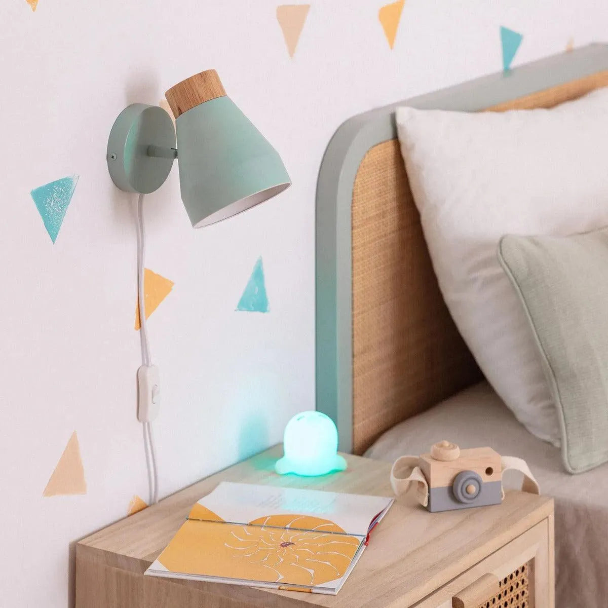 Wandlamp lichtgroen met hout schakelaar en E27 fitting 'Julius' - FOIR
