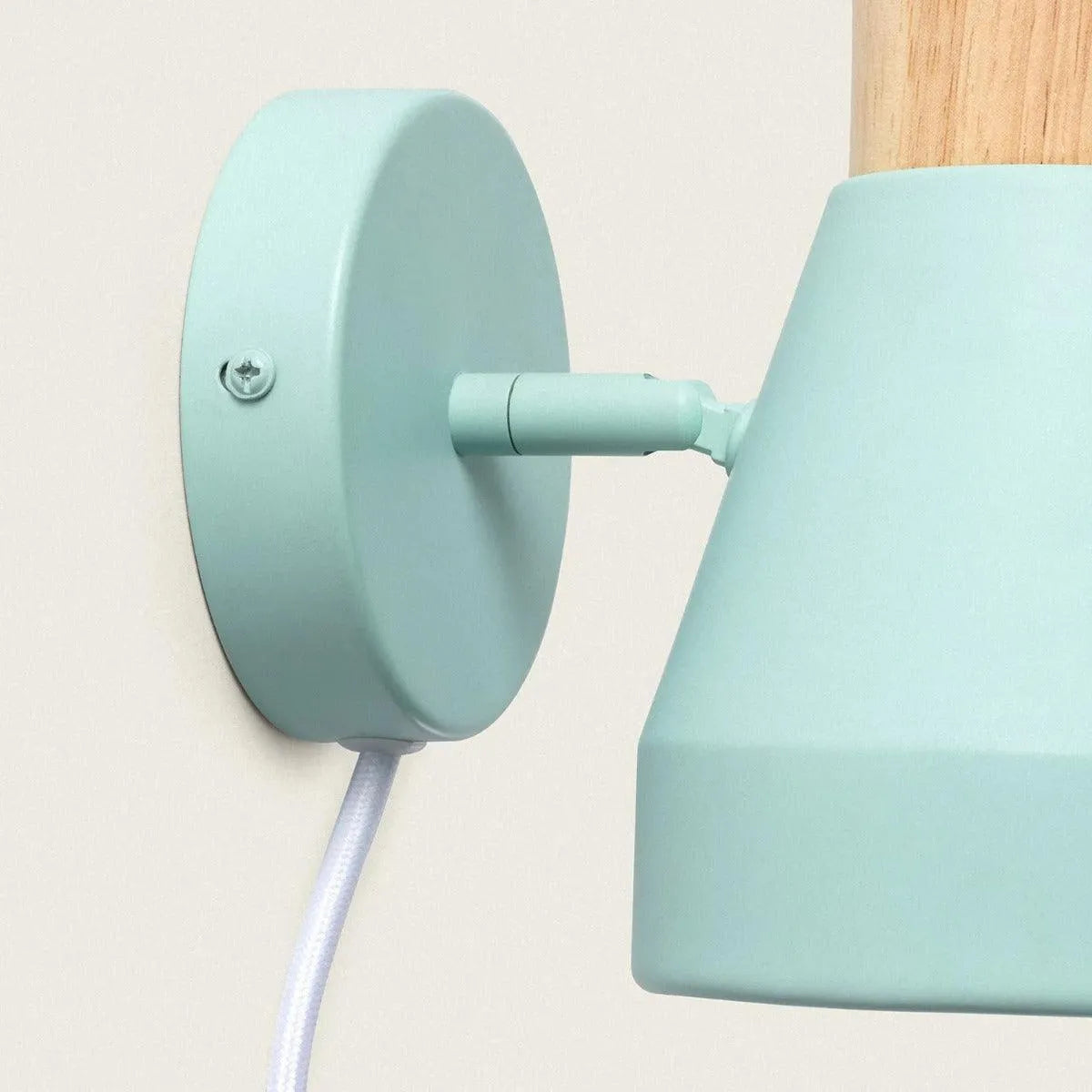 Wandlamp lichtgroen met hout schakelaar en E27 fitting 'Julius' - FOIR