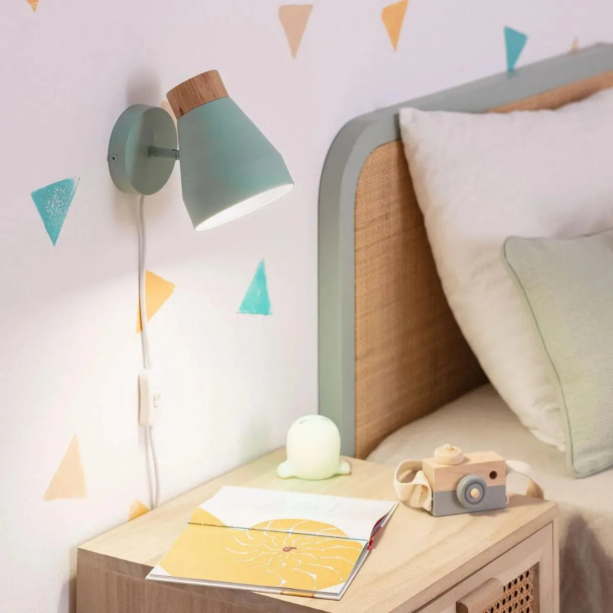 Wandlamp lichtgroen met hout schakelaar en E27 fitting 'Julius' - FOIR