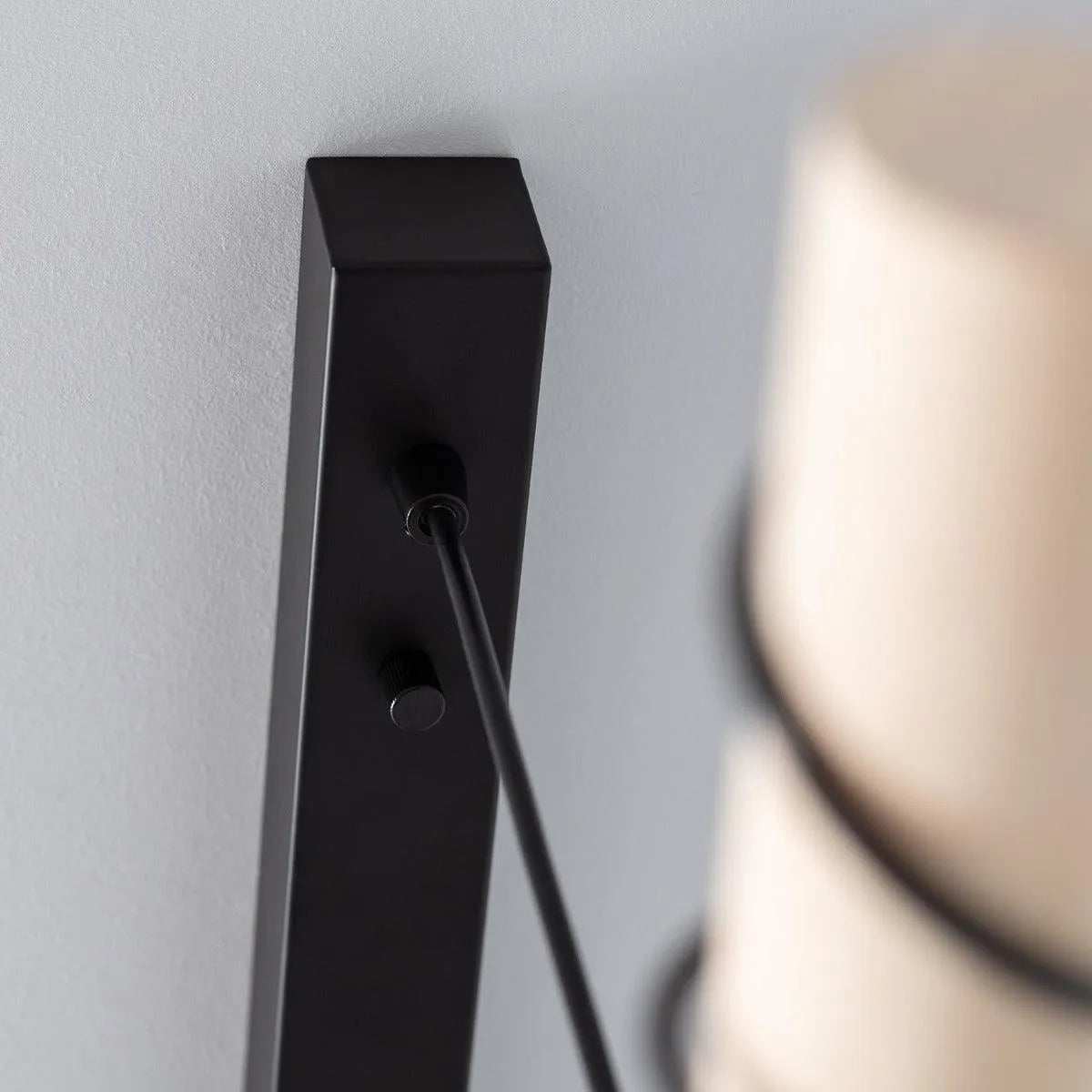 Plafondkap houten Mona hanglamp metaal tak boven tafel