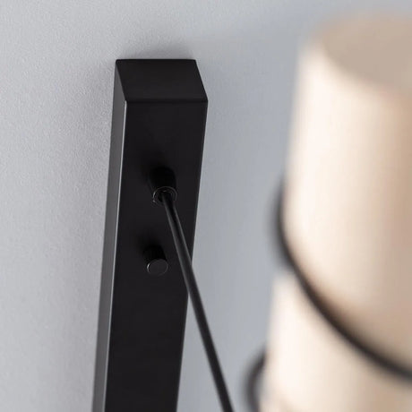 Plafondkap houten Mona hanglamp metaal tak boven tafel