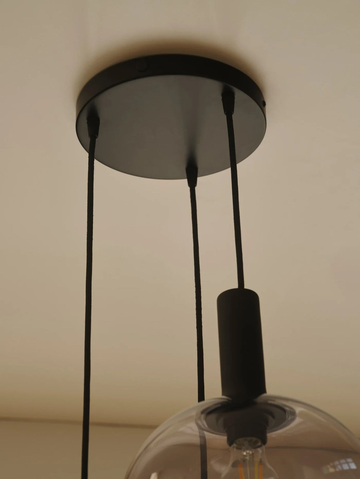 Plafondkap zwart rond 3 uitgangen 22 cm