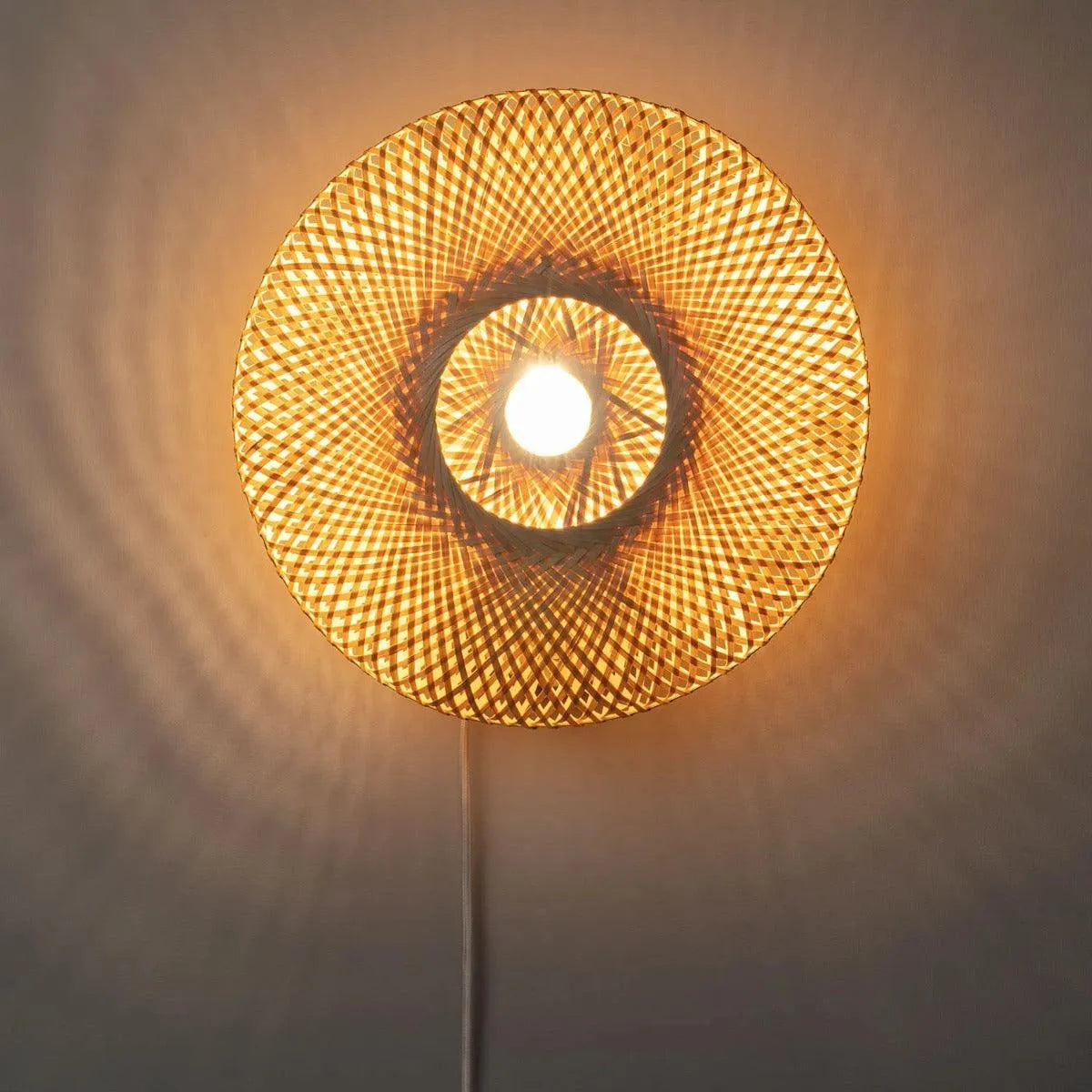 Wandlamp gevlochten bamboe met E27 fitting stekker en schakelaar