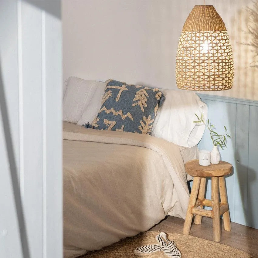 Deze grote hanglamp heeft een open ontwerp met een natuurlijke uitstraling.