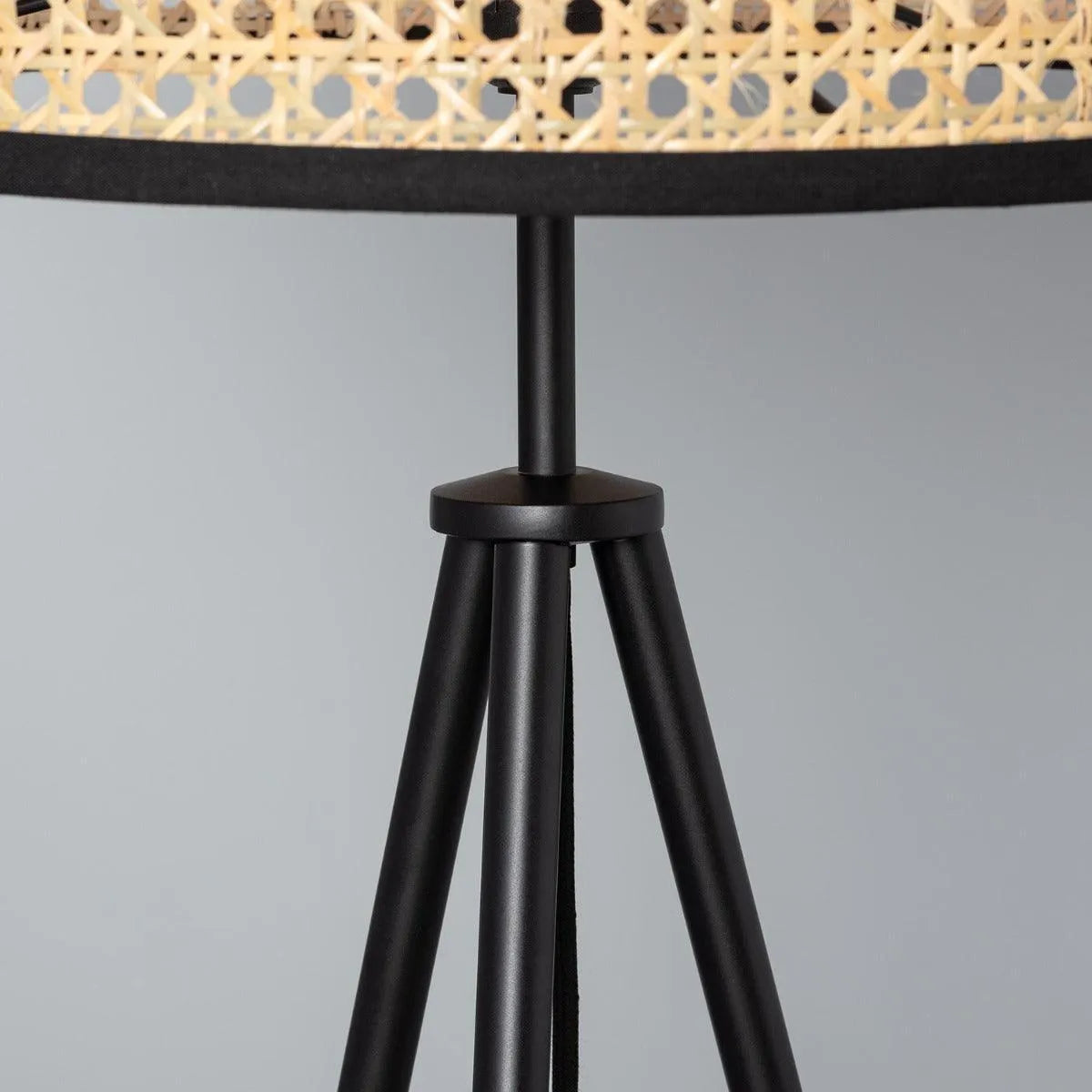 Staande lamp metaal zwart rotan driepoot gevlochten kap