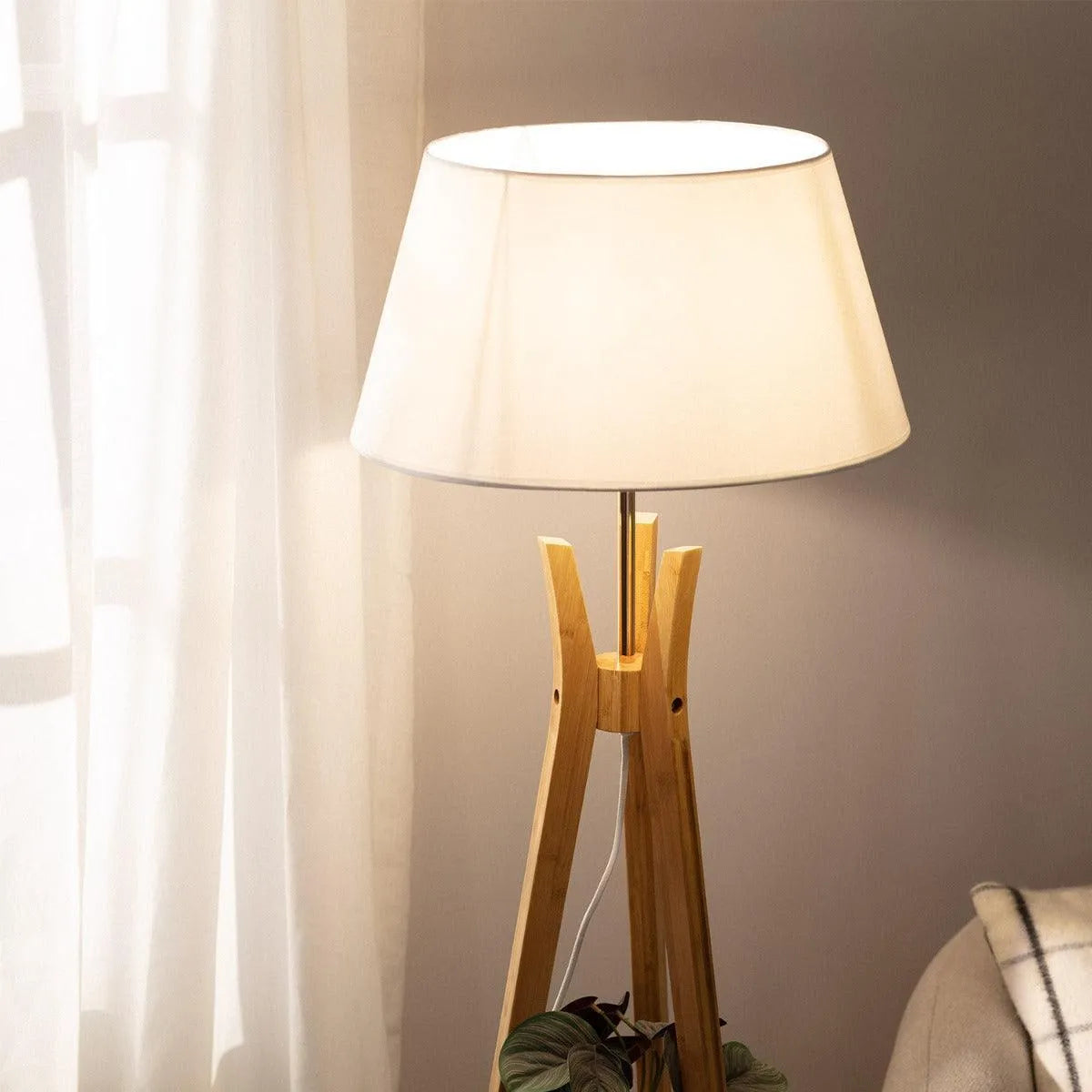 Driepoot lamp met houten voet led lamp