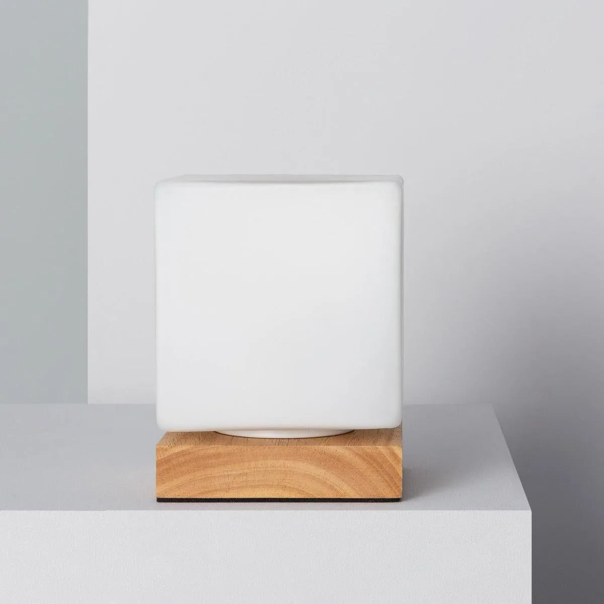 Tafellamp opaal glas met houten voet stekker