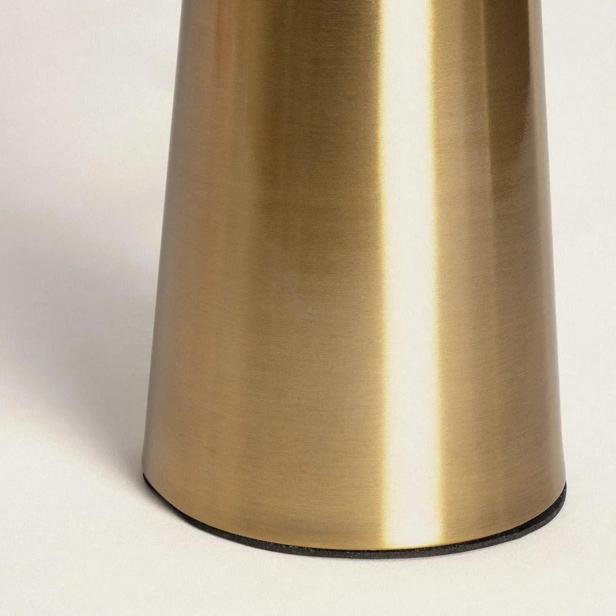 Koperen tafellamp design met witte lamp