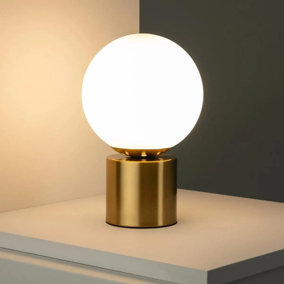 Kleine tafellamp goud met opaalglas schakelaar e27 fitting en stekker