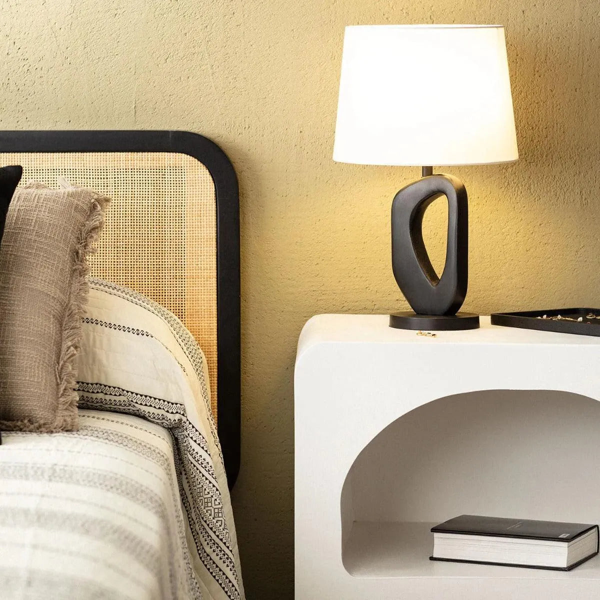 Tafellamp met zwarte houten voet & stoffen kap 'Mico' - FOIR