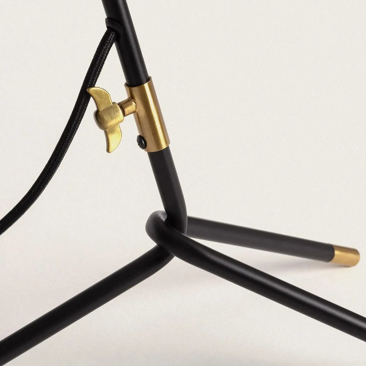 Retro tafellampje zwart met messing en E27 fitting 'Emanuel' - FOIR