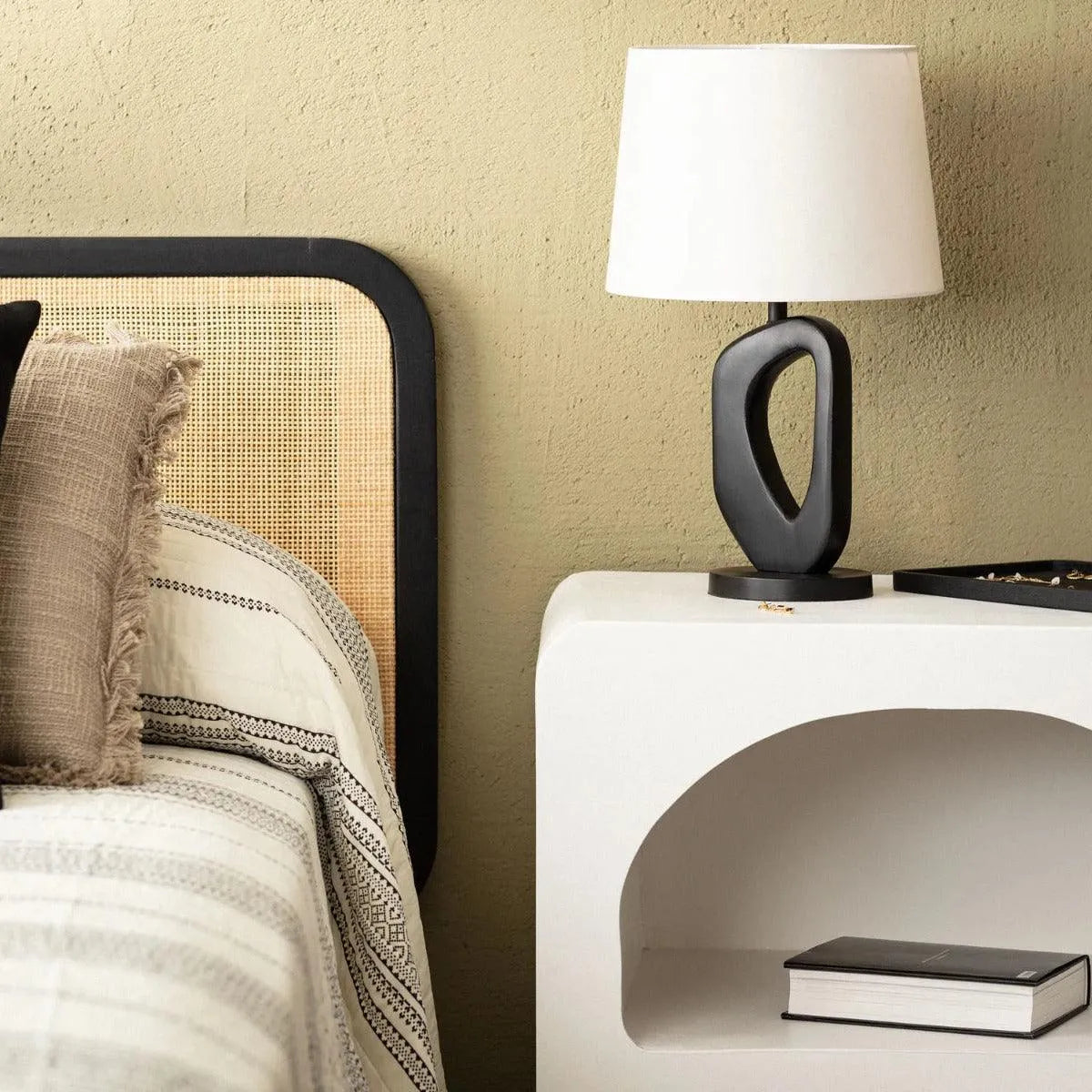 Tafellamp met zwarte houten voet & stoffen kap 'Mico' - FOIR