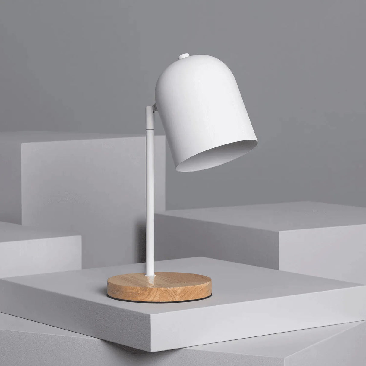 Kleine witte tafellamp metaal en hout e27 fitting