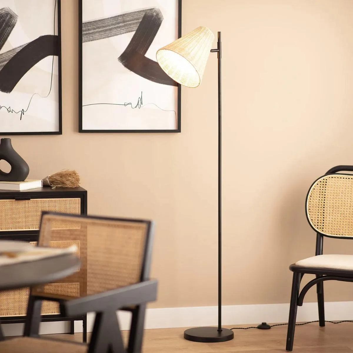 Vloerlamp zwart met verstelbare rotan kap en E27 fitting 'Avare' 150 cm - FOIR