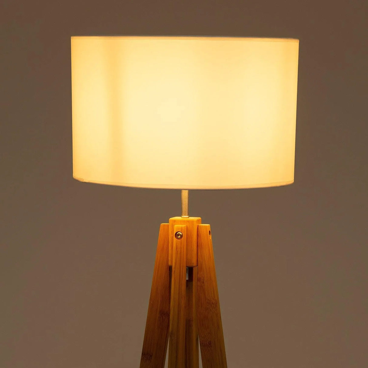 Staande lamp wit modern met houten poten E27 fitting 145cm