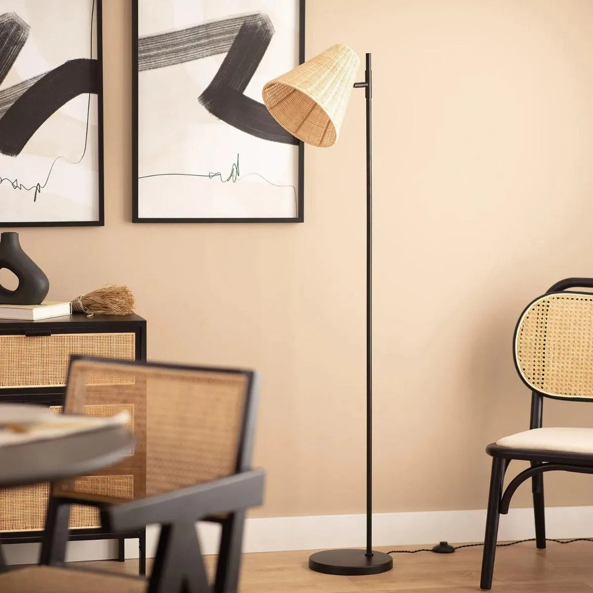 Vloerlamp zwart met verstelbare rotan kap en E27 fitting 'Avare' 150 cm - FOIR