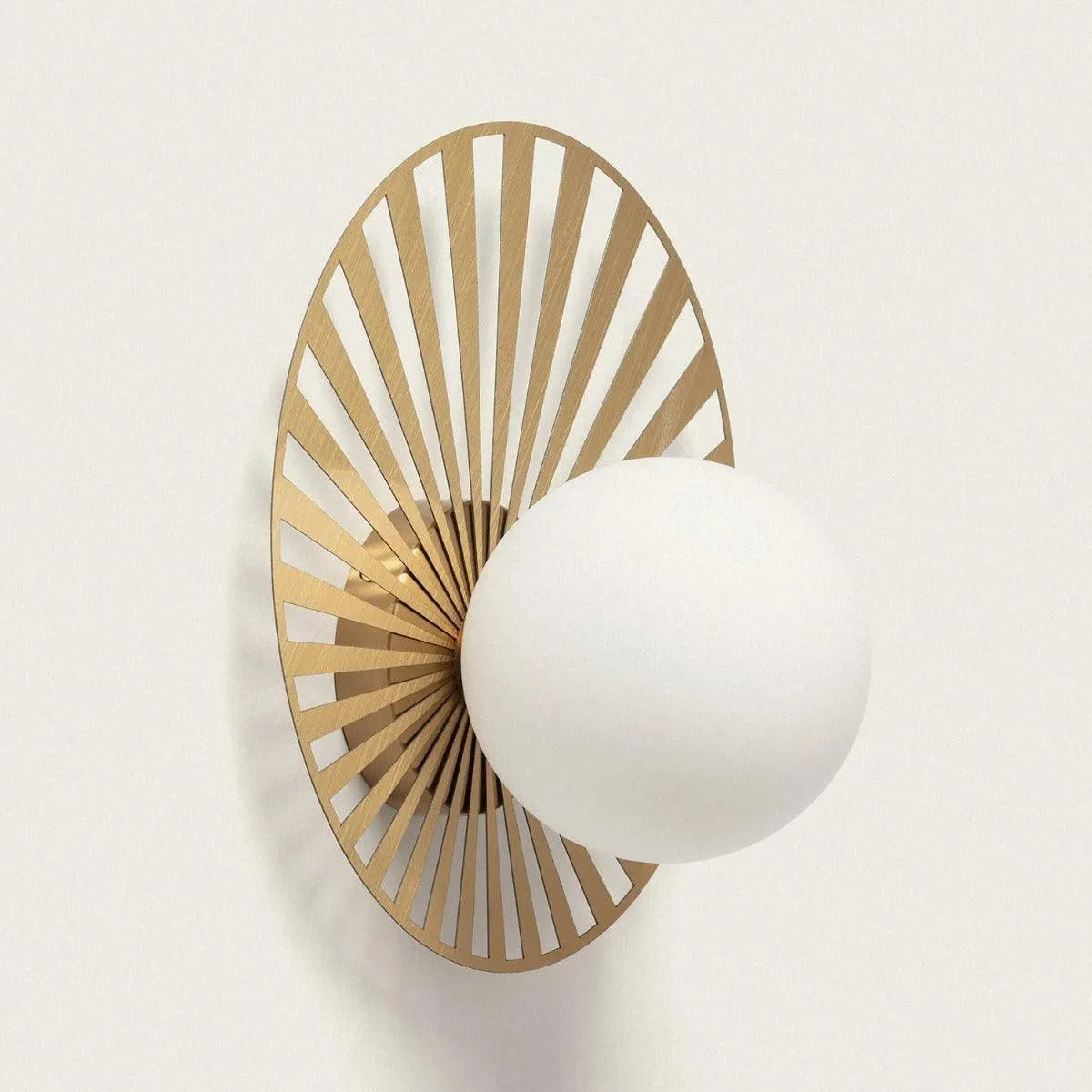 Art deco wandlamp goud en opaalglas met G9 fitting 'Mazuret' - FOIR