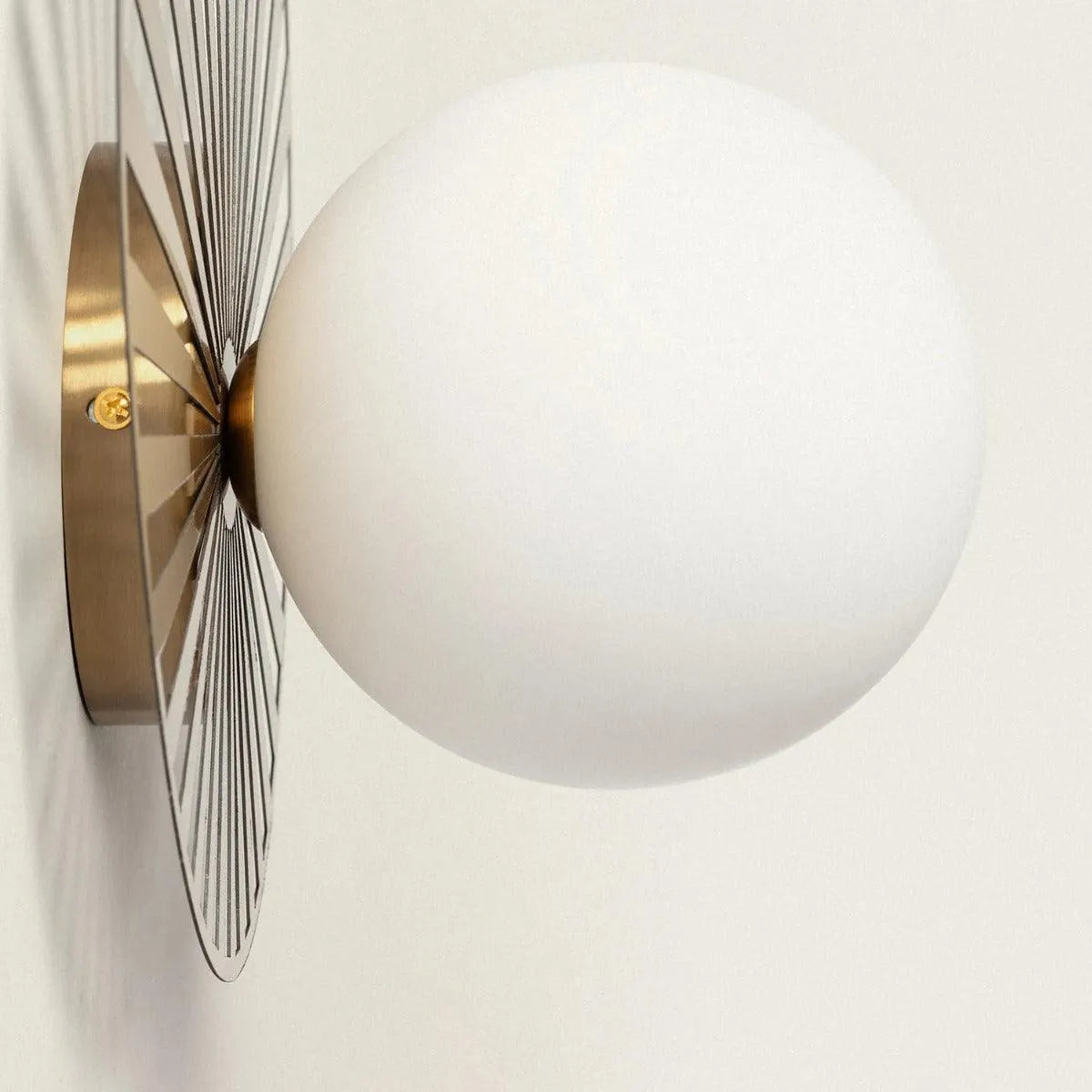 Art deco wandlamp goud en opaalglas met G9 fitting 'Mazuret' - FOIR