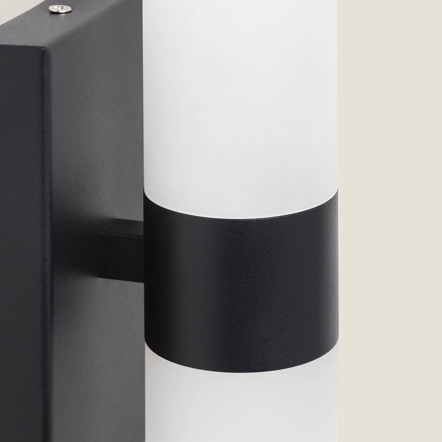 Badkamerlamp zwart naast spiegel 6W helder wit 4000K