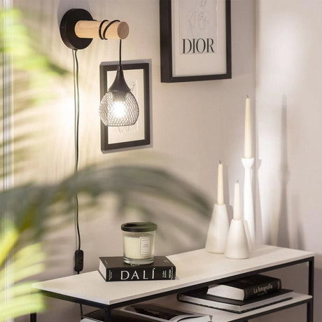 Wandlamp hout aan de wand met stekker en schakelaar