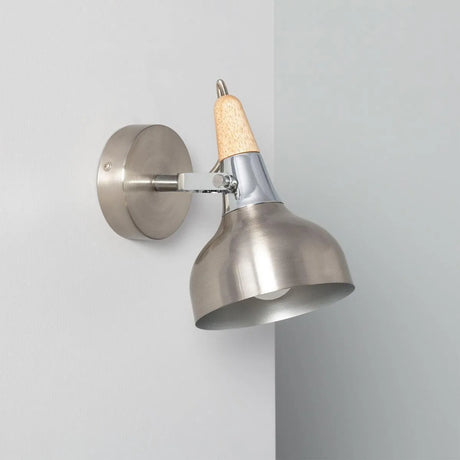 Zilveren plafondspot met hout e14 fitting voor aan de muur