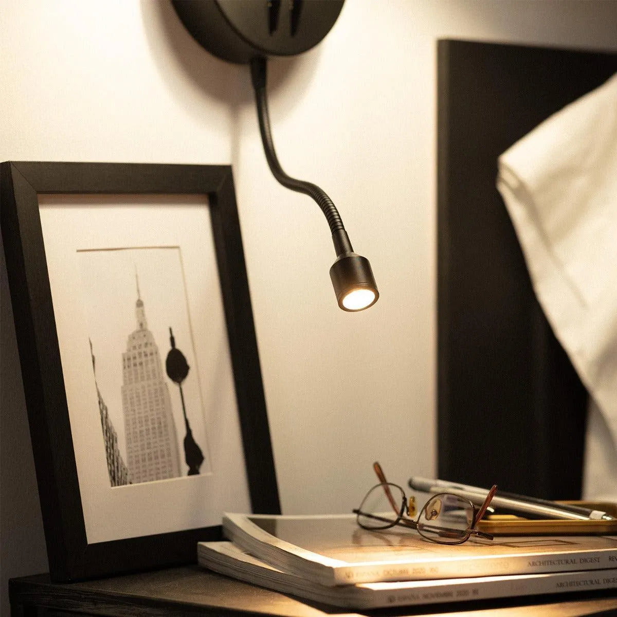 Wandlamp met stoffen kap en losse lees lamp hotel