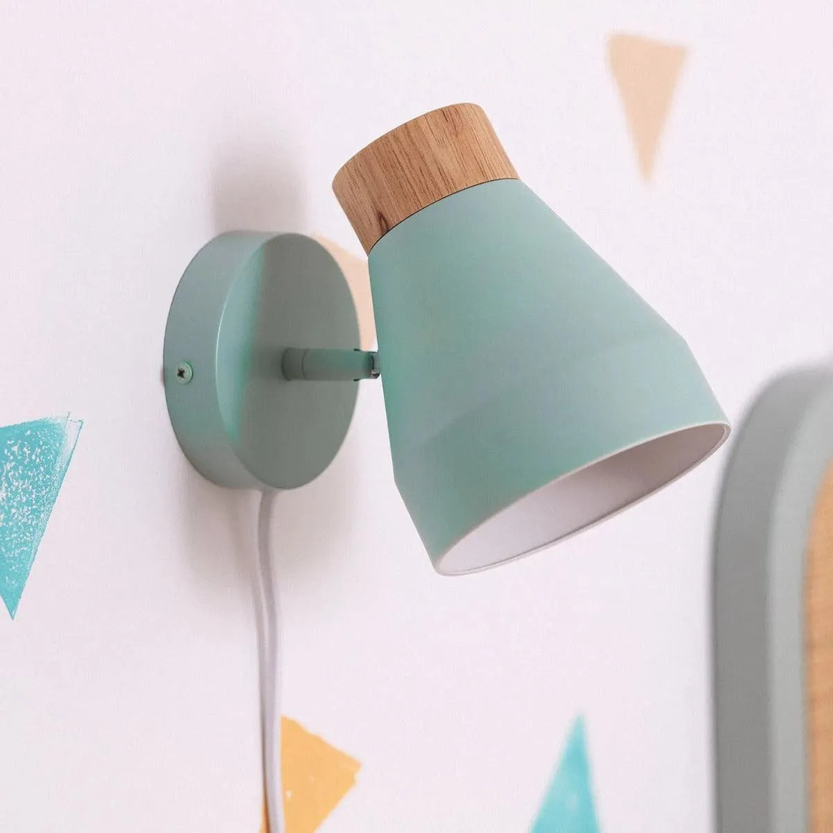 Wandlamp lichtgroen met hout schakelaar en E27 fitting 'Julius' - FOIR