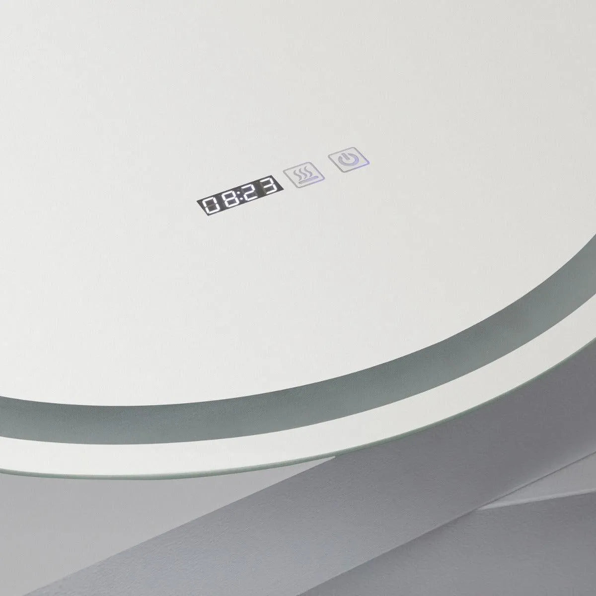 grote ronde spiegel met klok en knop verwarmingspaneel