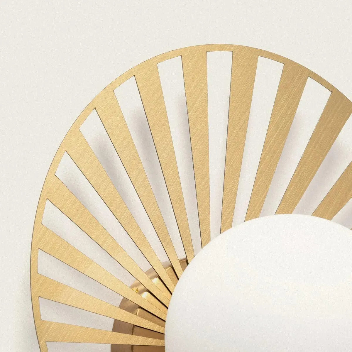 Art deco wandlamp goud en opaalglas met G9 fitting 'Mazuret' - FOIR