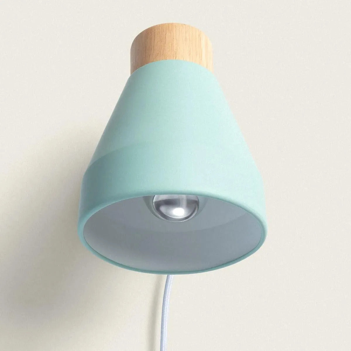 Wandlamp lichtgroen met hout schakelaar en E27 fitting 'Julius' - FOIR