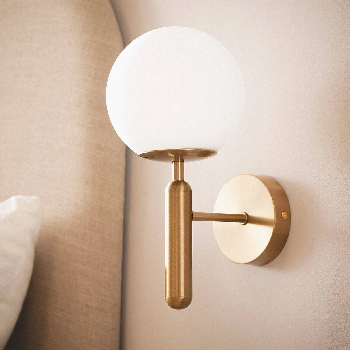 Wandlamp goud Opaal glas E27 Milene