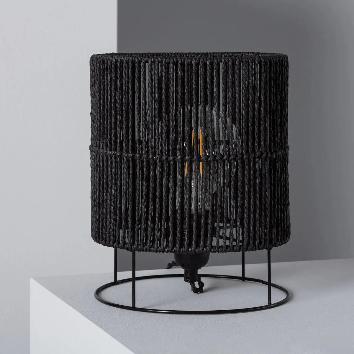 zwarte tafellamp gevlochten papier met E27 fitting schakelaar en stekker