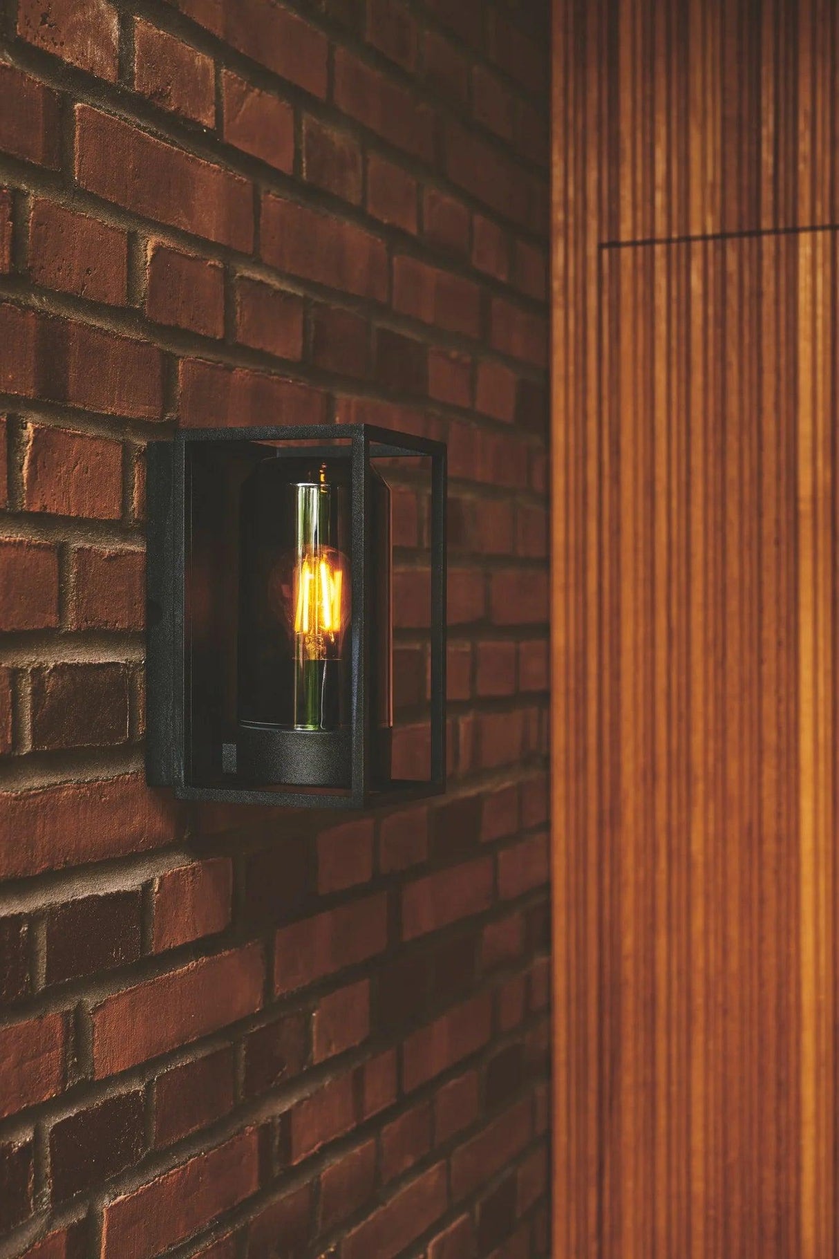 Nordlux Griffin wandlamp zwart met smokeglas & E27 fitting 23 cm - FOIR